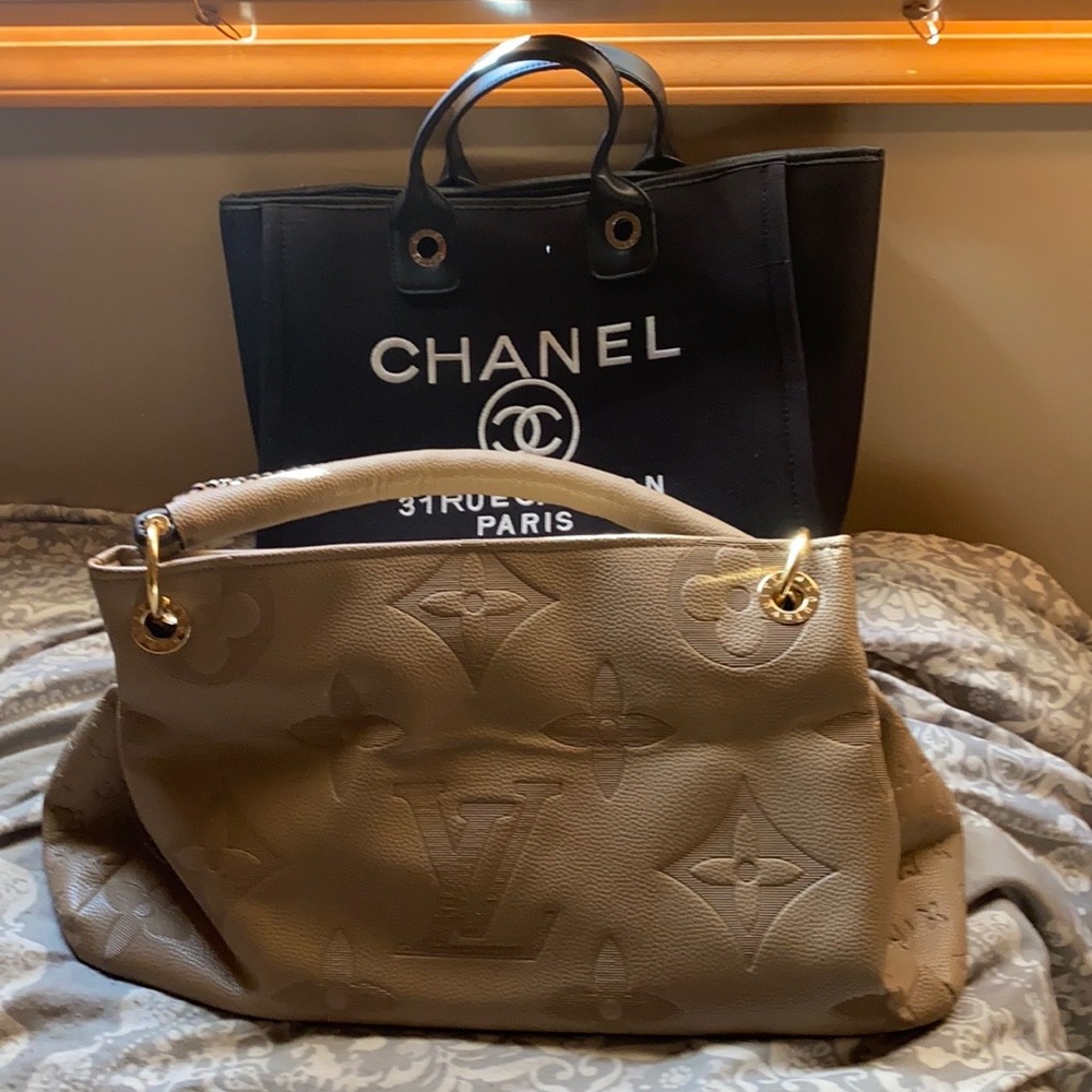 Fashion pocketbooks books for ladies paid 120$ and 40. Will take $85 for both